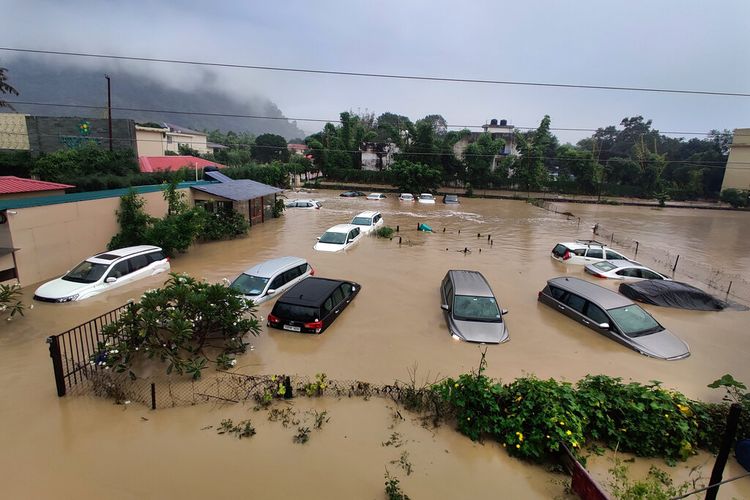 Banjir dan tanah longsor menewaskan hampir 200 orang di Nepal.pacificmusicworks (1)