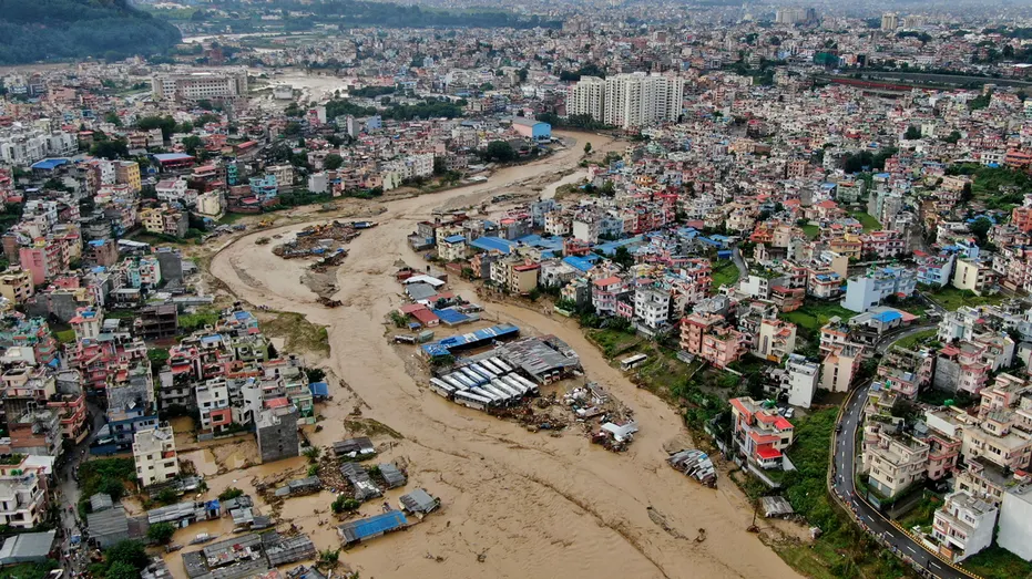 Banjir dan tanah longsor menewaskan hampir 200 orang di Nepal.pacificmusicworks (1)